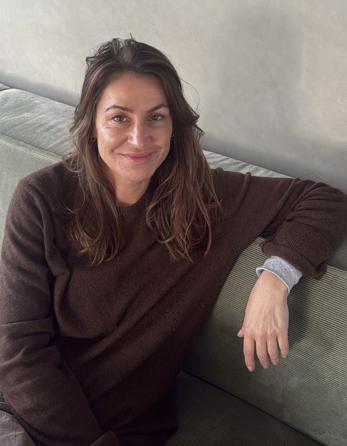 Carry Bennike siddende i en sofa